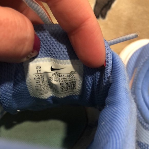 Girls Nikes - Picture 7 of 7